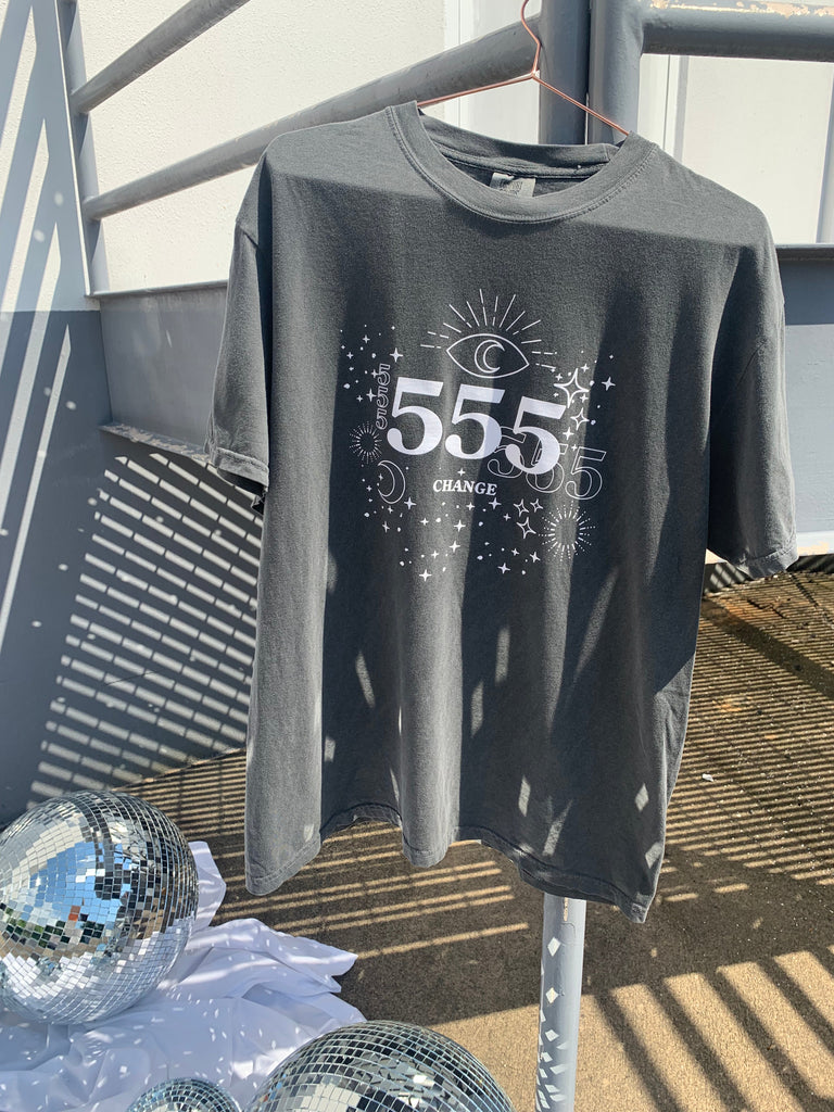 T-Shirt - 555 Angel Numbers Tee In Charcoal